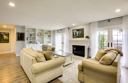 Sandy Apartment | PNW Getaway w/ Pool Access Near Skiing & Hiking!