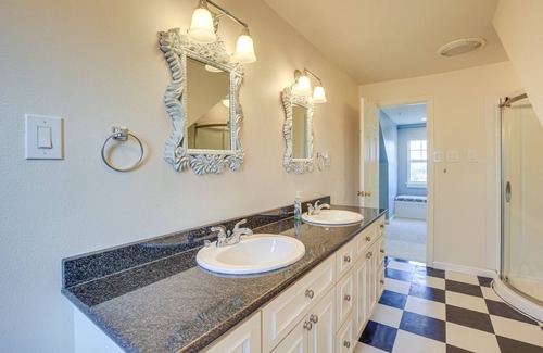 Sandy Apartment | PNW Getaway w/ Pool Access Near Skiing & Hiking!