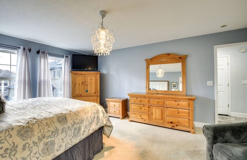 Sandy Apartment | PNW Getaway w/ Pool Access Near Skiing & Hiking!