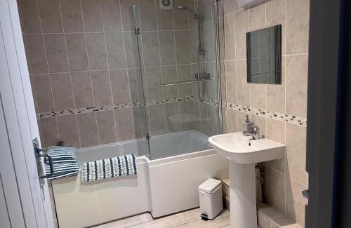 Shorwell House | Poachers Hut 1-Bed Cottage Sleeps 2 Pet Friendly