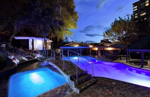Lalinde House | POBLADO TROPICAL 12 BEDROOM MANSION POOL JACUZZI AC BUTLER 5 MINUTES TO LLERAS