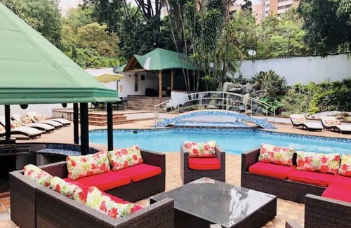 Lalinde House | POBLADO TROPICAL 12 BEDROOM MANSION POOL JACUZZI AC BUTLER 5 MINUTES TO LLERAS