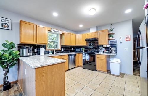 Briar Crest Woods Ski Chalet | "Pocono Antilia" 7 BR Chalet Sleep 18 w/Hot Tub, Sauna & Game Room