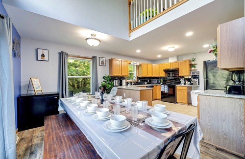 Briar Crest Woods Ski Chalet | "Pocono Antilia" 7 BR Chalet Sleep 18 w/Hot Tub, Sauna & Game Room
