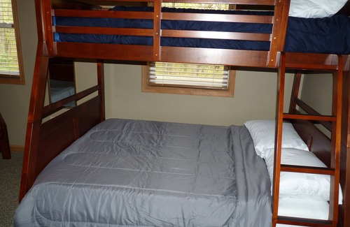 Briar Crest Woods Ski Chalet | POCONO CHALET SLEEPS 10 CLOSE TO BIG BOULDER-POCONO RACEWAY & ALL THINGS POCONO