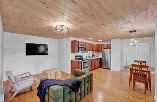 Canadensis Apartment | Pocono Charmer | Firepits | Pickleball | Pets Okay
