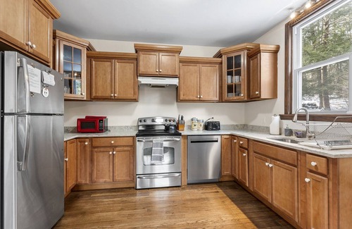 Milford Cottage | Pocono Cottage-Views-Streams- ISLAND -Family Fun!
