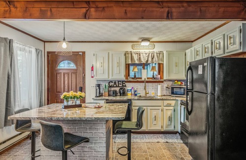 Bushkill Ski Chalet | Pocono Escape with Game Room & Hottub - 30 Minutes to Delaware Water Gap