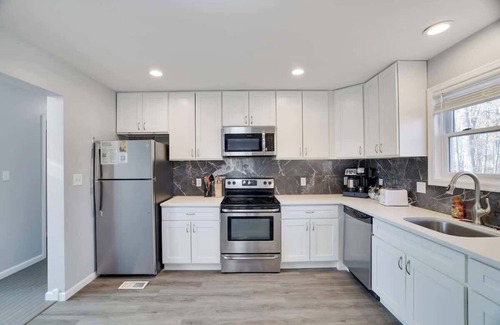 East Stroudsburg House | Pocono lakeside retreat - Pool Table - Fire pit