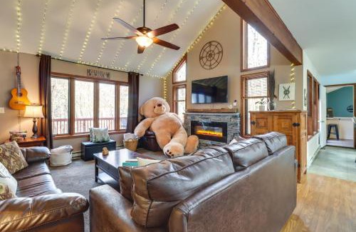Albrightsville House | Pocono Mountains Retreat with Pool Table and Hot Tub!