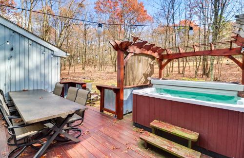 Albrightsville House | Pocono Mountains Retreat with Pool Table and Hot Tub!
