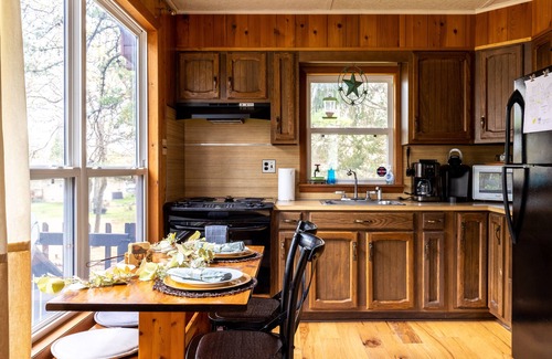 Albrightsville Cabin | Poconos Cabin Hot Tub| Outdoor Shower| Kayak | Walk to Lake