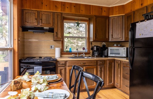 Albrightsville Cabin | Poconos Cabin Hot Tub| Outdoor Shower| Kayak | Walk to Lake