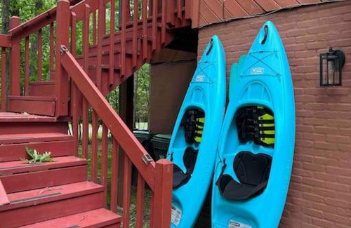 East Stroudsburg House | Poconos Chalet -Kayaks- HotTub-Karaoke-Lake