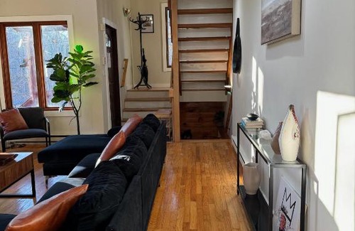 East Stroudsburg House | Poconos Chalet -Kayaks- HotTub-Karaoke-Lake
