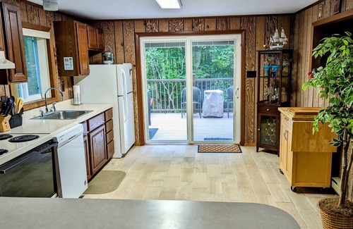 Pocono Lake Ski Chalet | Poconos Gateway: BBQ-Fireplace-Fishing-Hiking-Lake
