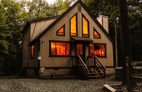 Pocono Lake Ski Chalet | Poconos Gateway: BBQ-Fireplace-Fishing-Hiking-Lake
