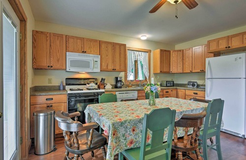 Greentown House | Poconos Home w/ Spacious Deck: 6 Mi to State Park!