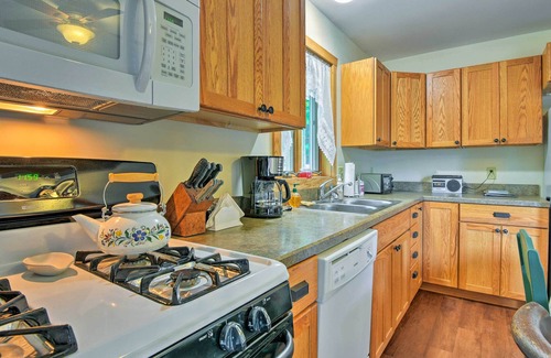 Greentown House | Poconos Home w/ Spacious Deck: 6 Mi to State Park!