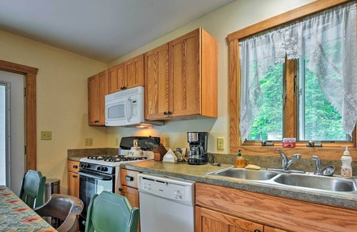 Greentown House | Poconos Home w/ Spacious Deck: 6 Mi to State Park!