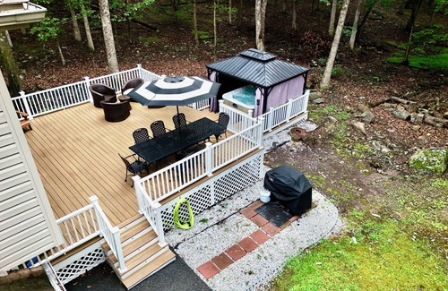 East Stroudsburg House | Poconos, Hot Tub, Sauna, Game Room, Pool Table.
