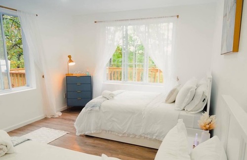 East Stroudsburg Cabin | Poconos Luxury Cabin/Pool/Hot Tub/Game room/A Frame House/Pet friendly