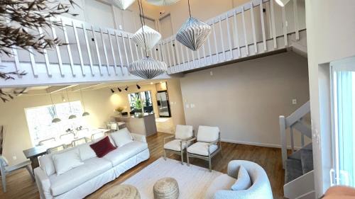 East Stroudsburg House | Poconos Modern Chalet-Hot Tub-Home Theater-Lake