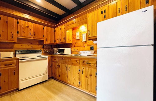 Reeders House | Poconos Rustic 2BR in the Poconos on Private Resort