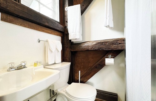 Reeders House | Poconos Rustic 2BR in the Poconos on Private Resort