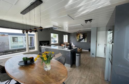 Municipality of Aalsmeer Apartment | Poellodge XL, houseboat met whirlpool en sauna