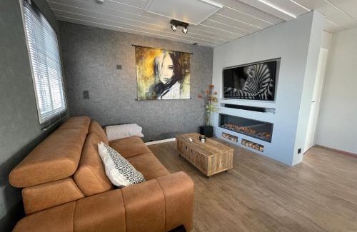 Municipality of Aalsmeer Apartment | Poellodge XL, houseboat met whirlpool en sauna