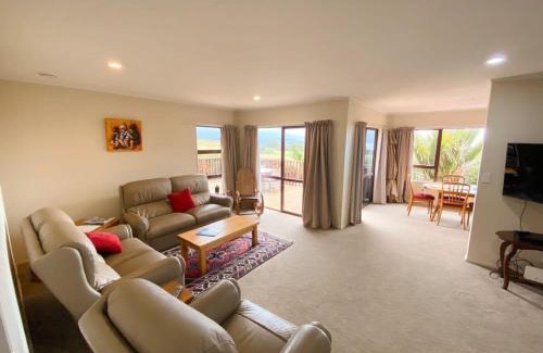 Pohara House | Pohara's Kauri Lodge