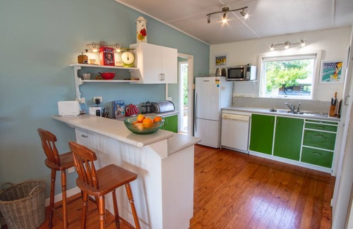 Clifton House | Poharadise - classic family bach near the beach, pet friendly