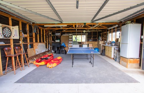 Clifton House | Poharadise - classic family bach near the beach, pet friendly