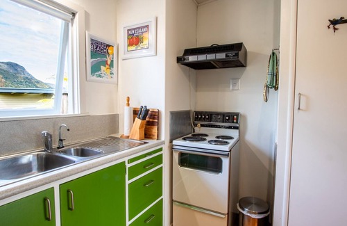 Clifton House | Poharadise - classic family bach near the beach, pet friendly