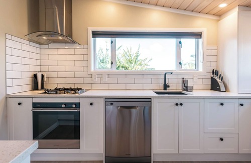 Surfdale House | Pohutukawa Cottage - the perfect spot for a relaxing break on Waiheke Island