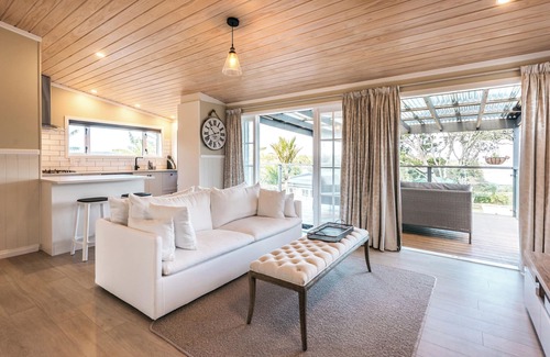 Surfdale House | Pohutukawa Cottage - the perfect spot for a relaxing break on Waiheke Island
