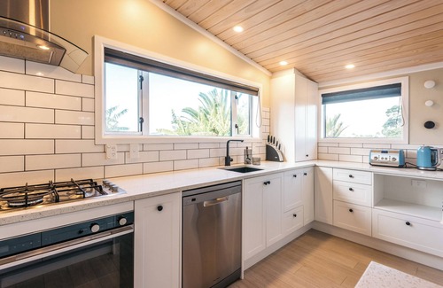 Surfdale House | Pohutukawa Cottage - the perfect spot for a relaxing break on Waiheke Island