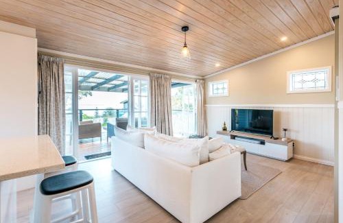 Surfdale House | Pohutukawa Cottage, Waiheke Island