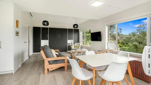 Mahurangi East House | Pohutukawa Paradise - Martins Bay Holiday Home