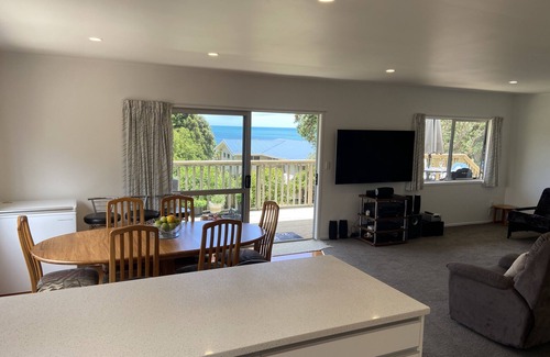 Cable Bay House | Pohutukawa Retreat - Cable Bay