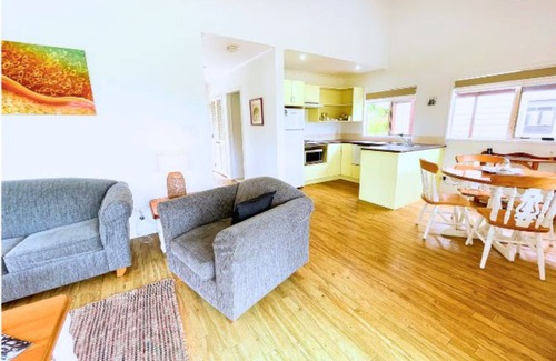 Burnt Pine Cottage | Poinciana Cottages
