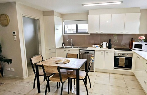 Beerwah Apartment | 'Poinciana' @ Sunlight Swan - Beerwah - sleeps 6