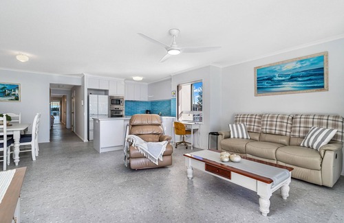 Runaway Bay Apartment | Poinsettia Beach Broadwater Retreat