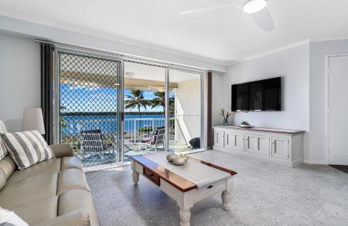 Runaway Bay Apartment | Poinsettia Beach Broadwater Retreat
