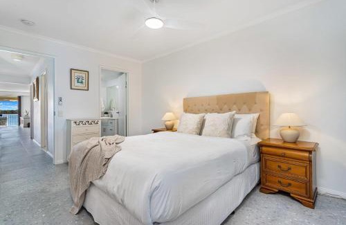 Runaway Bay Apartment | Poinsettia Beach Broadwater Retreat