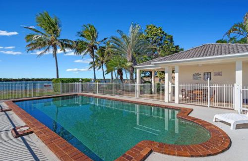 Runaway Bay Apartment | Poinsettia Beach Broadwater Retreat