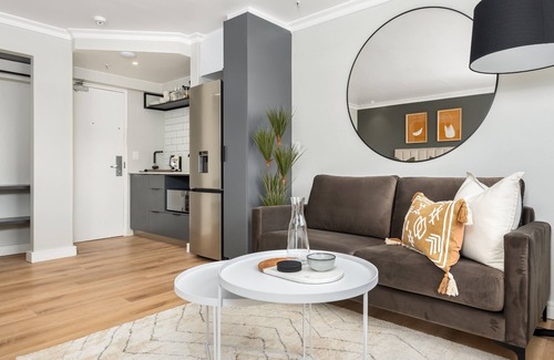 Green Point Apartment | Point Break | Sleek Studio | Mountain Views