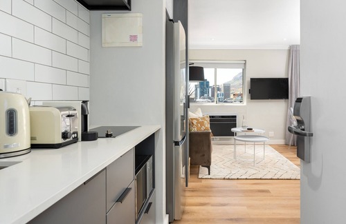 Green Point Apartment | Point Break | Sleek Studio | Mountain Views
