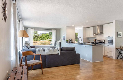 Lyle House | Point Lyle, River Views, Pellet Stove, Scenic!
